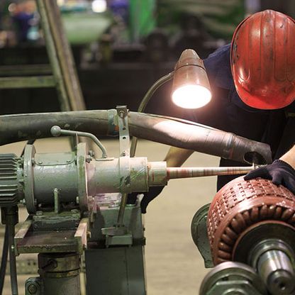 hombre rebobinando motores eléctricos